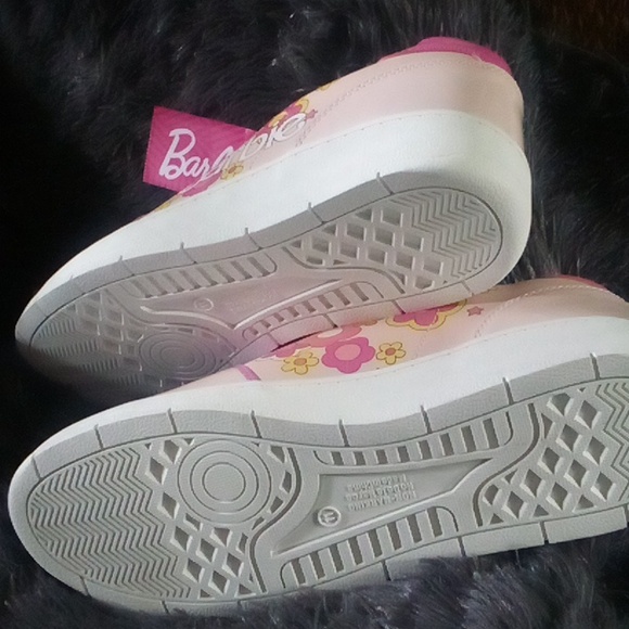 Send Offfer FAST Shipper ! BARBIE Shoe Pink & White Flower Power Womens  NWT - Picture 3 of 4